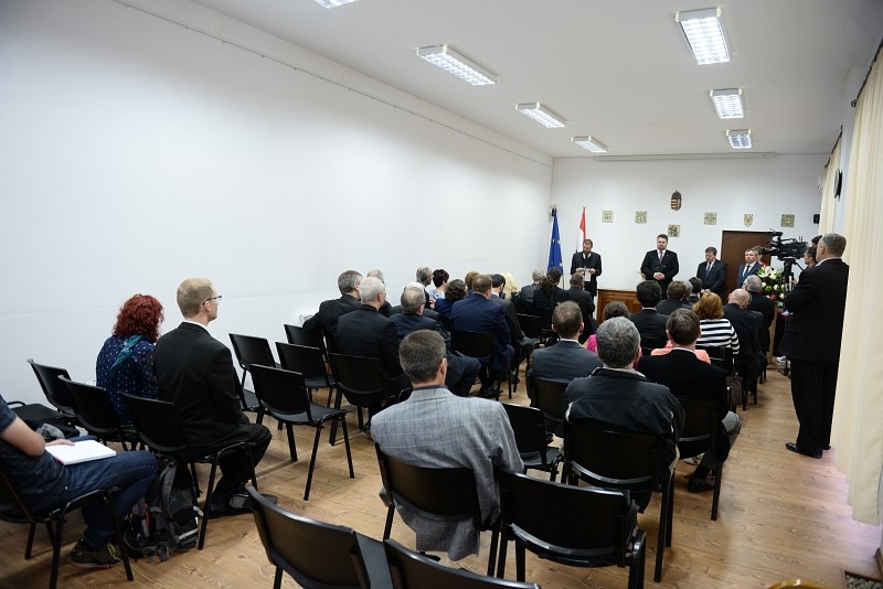 A Magyar Érdemrend tisztikeresztjével tüntették ki dr. Adorjáni Zoltán teológiai tanárt A Magyar Érdemrend tisztikeresztjével tüntették ki dr. Adorjáni Zoltán teológiai tanárt