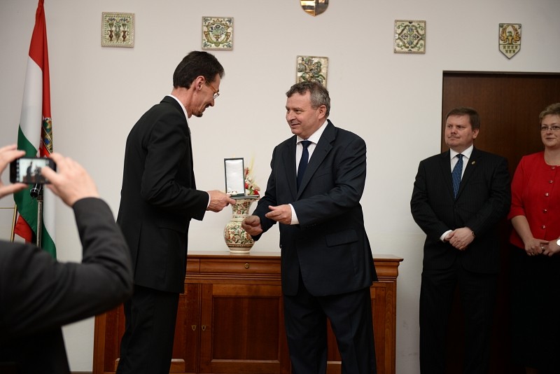A Magyar Érdemrend tisztikeresztjével tüntették ki dr. Adorjáni Zoltán teológiai tanárt A Magyar Érdemrend tisztikeresztjével tüntették ki dr. Adorjáni Zoltán teológiai tanárt